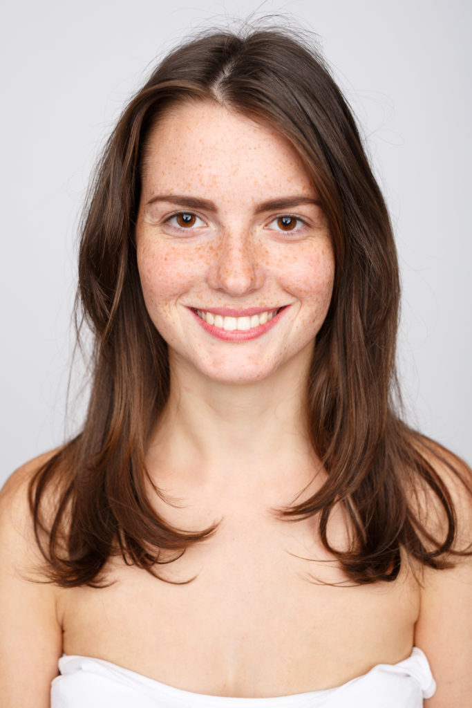 Natürliches Portrait einer lächelnden Frau mit Sommersprossen, aus dem bisherigen Sugar-Company-Bildbestand